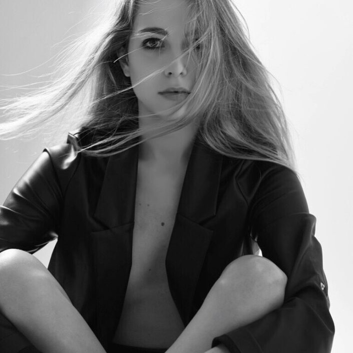 Agenzia Modelle Brescia • OLIVIA G • WOMEN, Fotomodella Legs / Hand, Fotomodella Over 20, PIEDE/SHOES 37