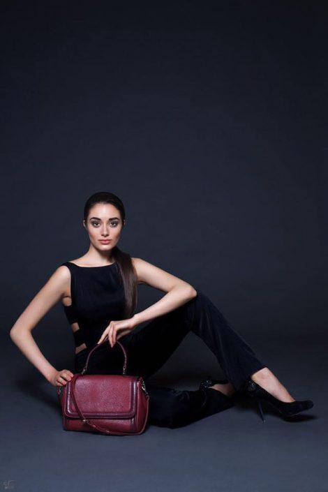 Agenzia Modelle Brescia • Anna L • DEVELOPMENT, Fotomodella Legs / Hand, Fotomodella Over 30, Fotomodella Over 20
