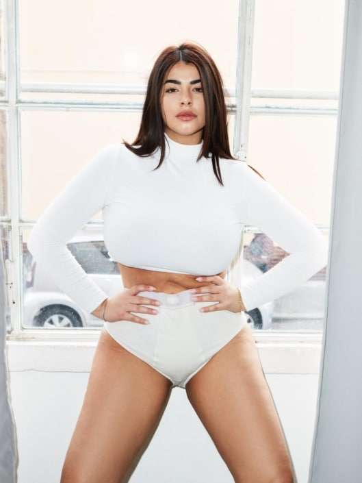 Agenzia Modelle Brescia &bull; ANNA R &bull; Fotomodella Influencer, Fotomodella Legs / Hand, Fotomodella Over 30, Fotomodella Over 20, CURVY, PIEDE/SHOES 37