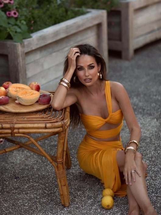 Agenzia Modelle Brescia &bull; ARINA B &bull; Fotomodella Influencer, WOMEN, Fotomodella Over 20, PIEDE/SHOES 37