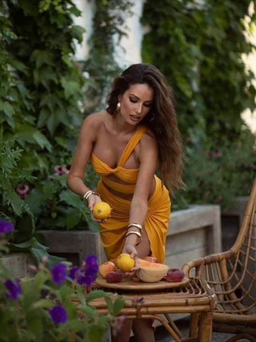 Agenzia Modelle Brescia &bull; ARINA B &bull; Fotomodella Influencer, WOMEN, Fotomodella Over 20, PIEDE/SHOES 37