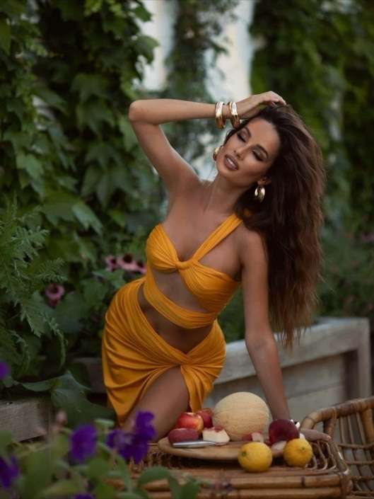 Agenzia Modelle Brescia &bull; ARINA B &bull; Fotomodella Influencer, WOMEN, Fotomodella Over 20, PIEDE/SHOES 37