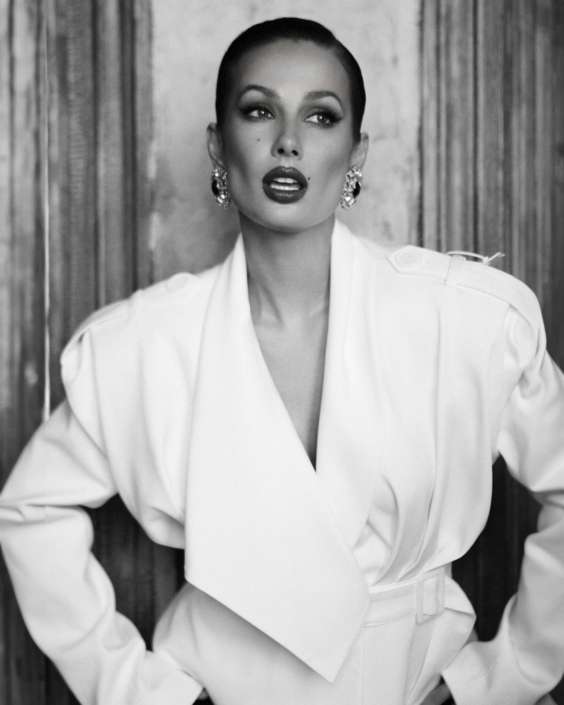 Agenzia Modelle Brescia &bull; ARINA B &bull; Fotomodella Influencer, WOMEN, Fotomodella Over 20, PIEDE/SHOES 37