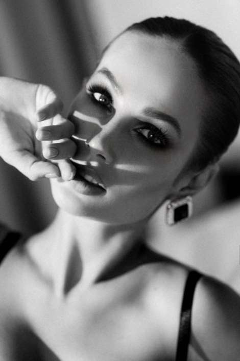 Agenzia Modelle Brescia &bull; ARINA B &bull; Fotomodella Influencer, WOMEN, Fotomodella Over 20, PIEDE/SHOES 37