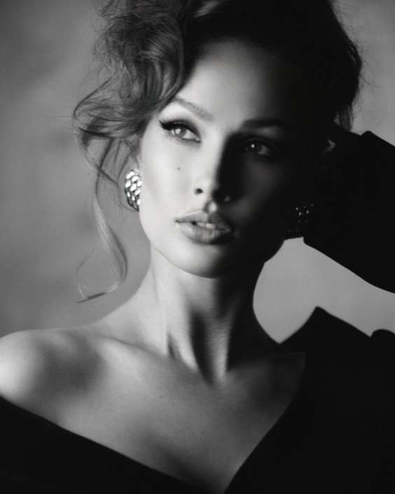 Agenzia Modelle Brescia &bull; ARINA B &bull; Fotomodella Influencer, WOMEN, Fotomodella Over 20, PIEDE/SHOES 37