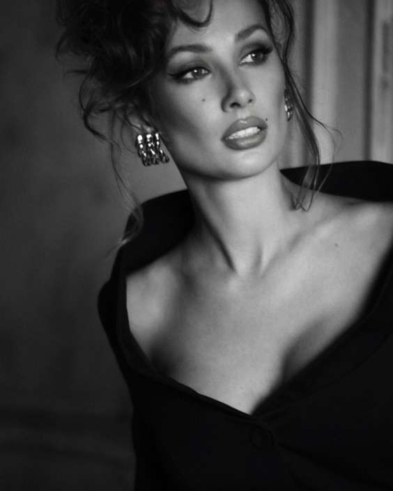 Agenzia Modelle Brescia &bull; ARINA B &bull; Fotomodella Influencer, WOMEN, Fotomodella Over 20, PIEDE/SHOES 37