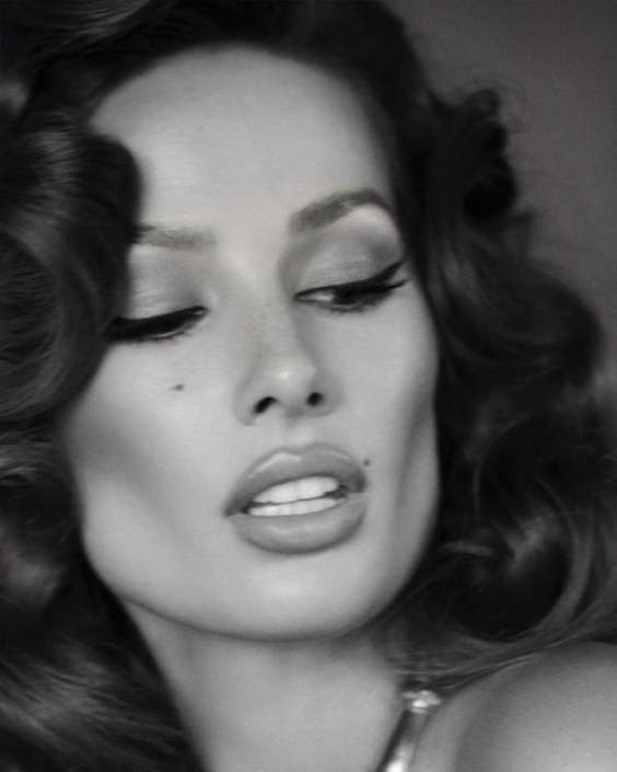 Agenzia Modelle Brescia &bull; ARINA B &bull; Fotomodella Influencer, WOMEN, Fotomodella Over 20, PIEDE/SHOES 37