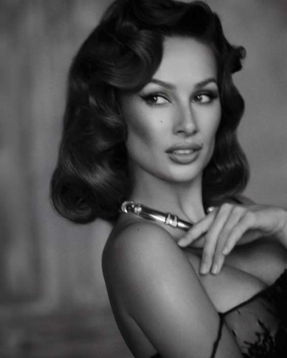 Agenzia Modelle Brescia &bull; ARINA B &bull; Fotomodella Influencer, WOMEN, Fotomodella Over 20, PIEDE/SHOES 37