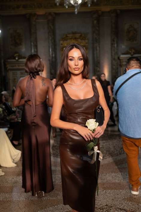 Agenzia Modelle Brescia &bull; ARINA B &bull; Fotomodella Influencer, WOMEN, Fotomodella Over 20, PIEDE/SHOES 37