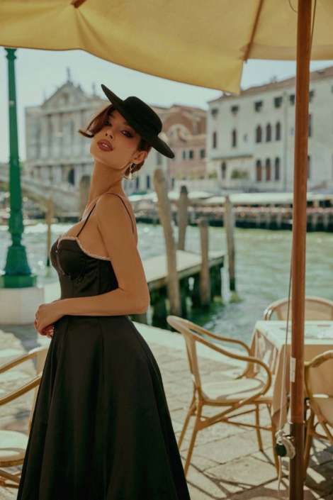 Agenzia Modelle Brescia &bull; ARINA B &bull; Fotomodella Influencer, WOMEN, Fotomodella Over 20, PIEDE/SHOES 37