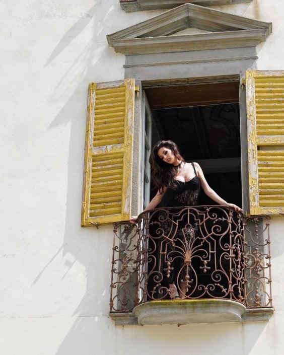 Agenzia Modelle Brescia • ARINA B • Fotomodella Influencer, WOMEN, Fotomodella Over 20, PIEDE/SHOES 37