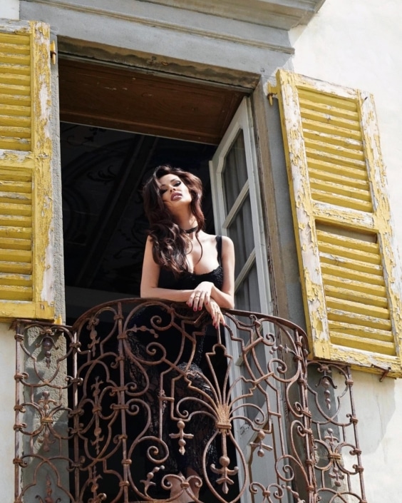 Agenzia Modelle Brescia • ARINA B • Fotomodella Influencer, WOMEN, Fotomodella Over 20, PIEDE/SHOES 37