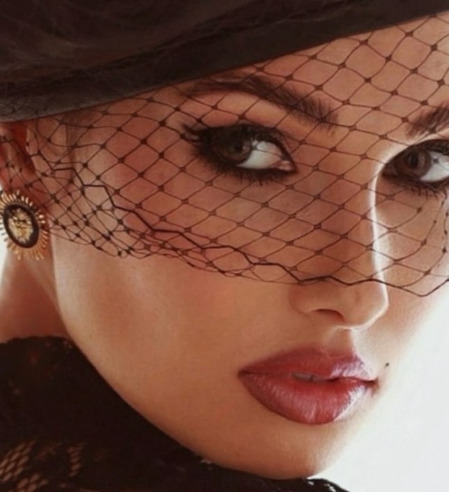 Agenzia Modelle Brescia • ARINA B • Fotomodella Influencer, WOMEN, Fotomodella Over 20, PIEDE/SHOES 37