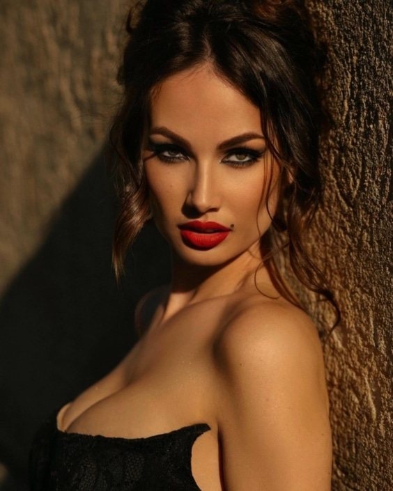 Agenzia Modelle Brescia • ARINA B • Fotomodella Influencer, WOMEN, Fotomodella Over 20, PIEDE/SHOES 37