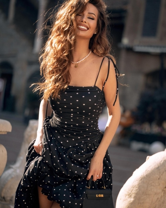 Agenzia Modelle Brescia • ARINA B • Fotomodella Influencer, WOMEN, Fotomodella Over 20, PIEDE/SHOES 37