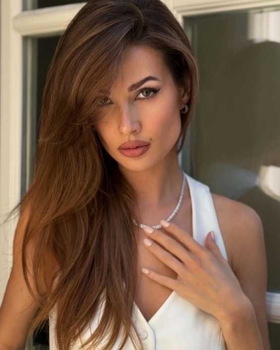 Agenzia Modelle Brescia • ARINA B • Fotomodella Influencer, WOMEN, Fotomodella Over 20, PIEDE/SHOES 37