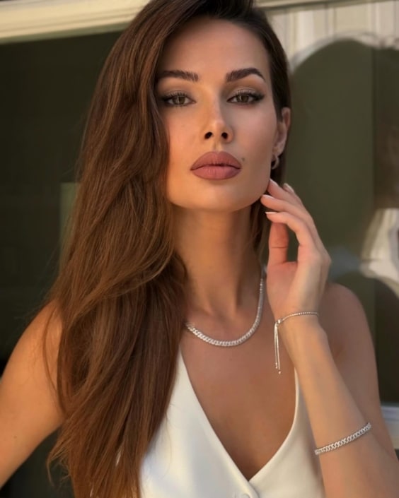 Agenzia Modelle Brescia • ARINA B • Fotomodella Influencer, WOMEN, Fotomodella Over 20, PIEDE/SHOES 37