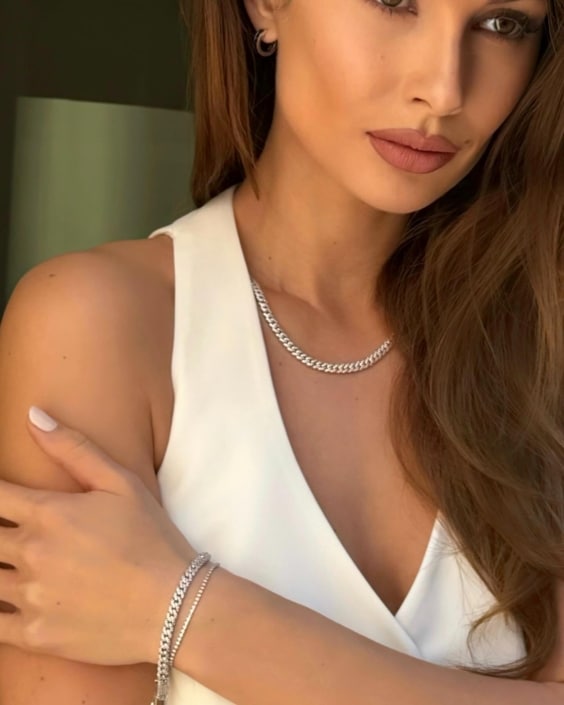 Agenzia Modelle Brescia • ARINA B • Fotomodella Influencer, WOMEN, Fotomodella Over 20, PIEDE/SHOES 37