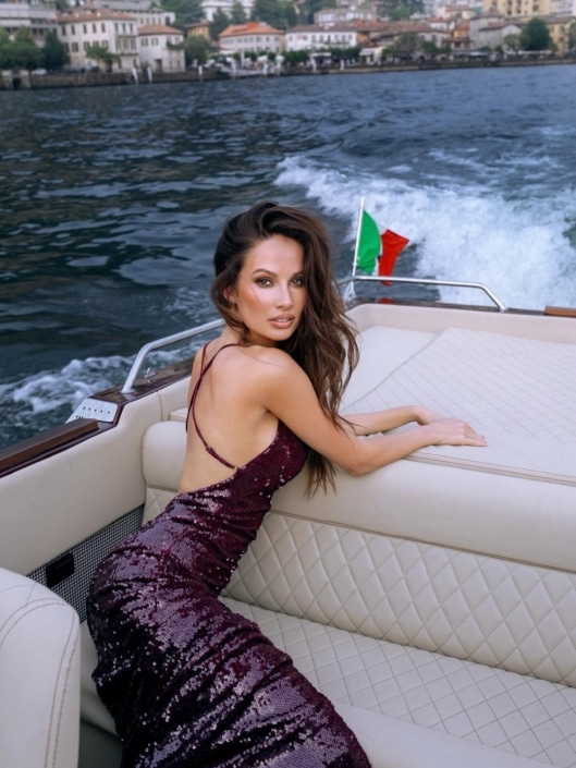 Agenzia Modelle Brescia • ARINA B • Fotomodella Influencer, WOMEN, Fotomodella Over 20, PIEDE/SHOES 37