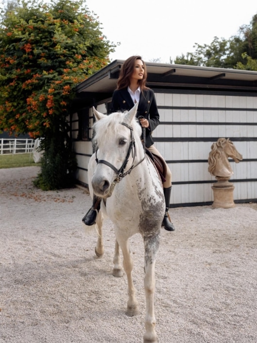 Agenzia Modelle Brescia • ARINA B • Fotomodella Influencer, WOMEN, Fotomodella Over 20, PIEDE/SHOES 37