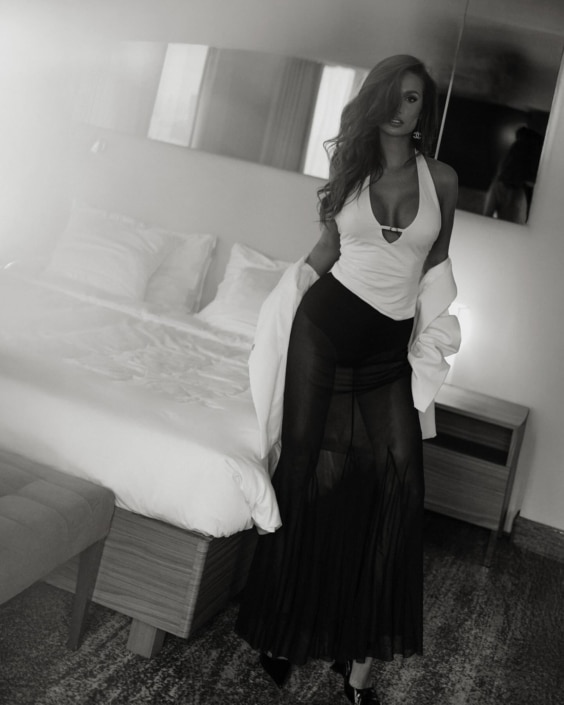 Agenzia Modelle Brescia • ARINA B • Fotomodella Influencer, WOMEN, Fotomodella Over 20, PIEDE/SHOES 37