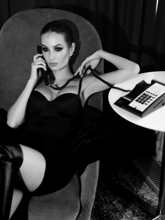 Agenzia Modelle Brescia • ARINA B • Fotomodella Influencer, WOMEN, Fotomodella Over 20, PIEDE/SHOES 37