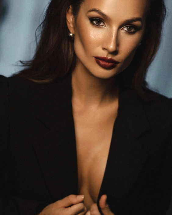 Agenzia Modelle Brescia • ARINA B • Fotomodella Influencer, WOMEN, Fotomodella Over 20, PIEDE/SHOES 37