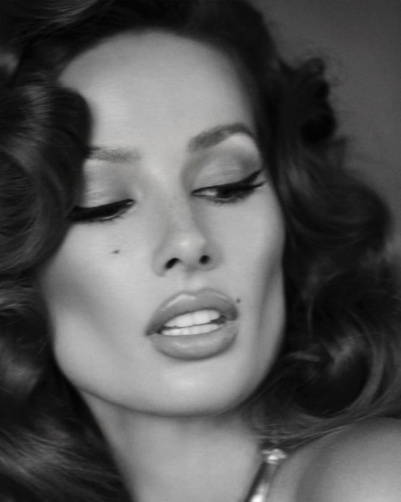 Agenzia Modelle Brescia • ARINA B • Fotomodella Influencer, WOMEN, Fotomodella Over 20, PIEDE/SHOES 37