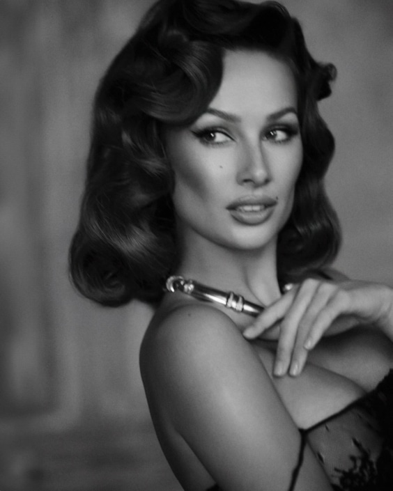 Agenzia Modelle Brescia • ARINA B • Fotomodella Influencer, WOMEN, Fotomodella Over 20, PIEDE/SHOES 37