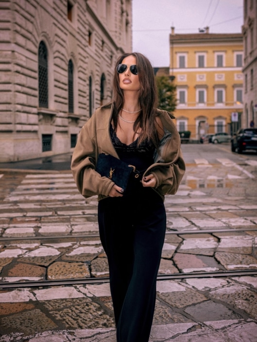 Agenzia Modelle Brescia • ARINA B • Fotomodella Influencer, WOMEN, Fotomodella Over 20, PIEDE/SHOES 37