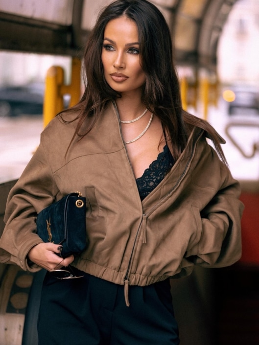 Agenzia Modelle Brescia • ARINA B • Fotomodella Influencer, WOMEN, Fotomodella Over 20, PIEDE/SHOES 37