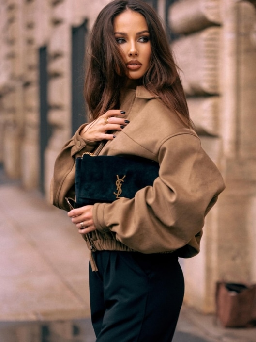 Agenzia Modelle Brescia • ARINA B • Fotomodella Influencer, WOMEN, Fotomodella Over 20, PIEDE/SHOES 37