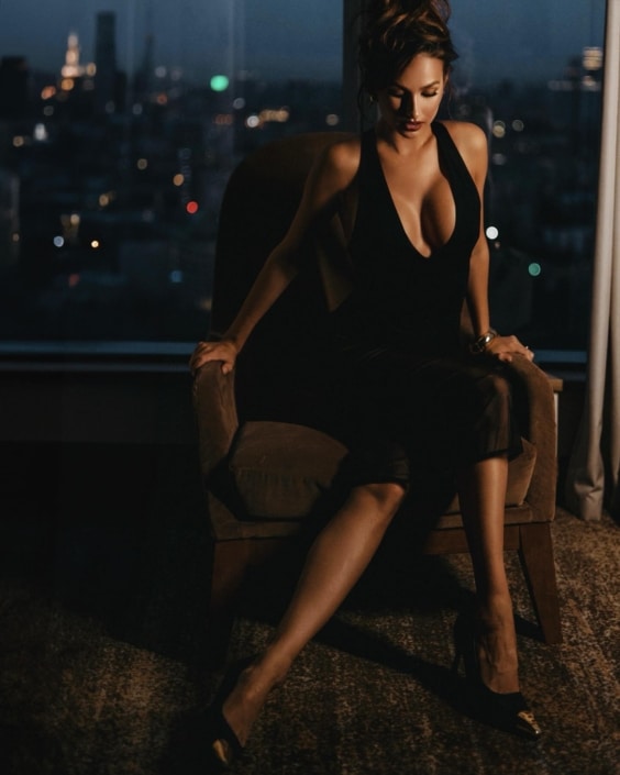 Agenzia Modelle Brescia • ARINA B • Fotomodella Influencer, WOMEN, Fotomodella Over 20, PIEDE/SHOES 37