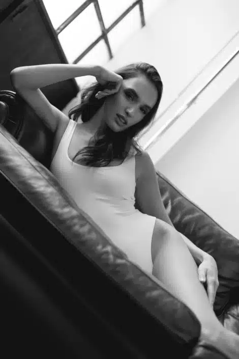 Agenzia Modelle Brescia • ERIKA S • WOMEN, Fotomodella Legs / Hand, Fotomodella Over 20