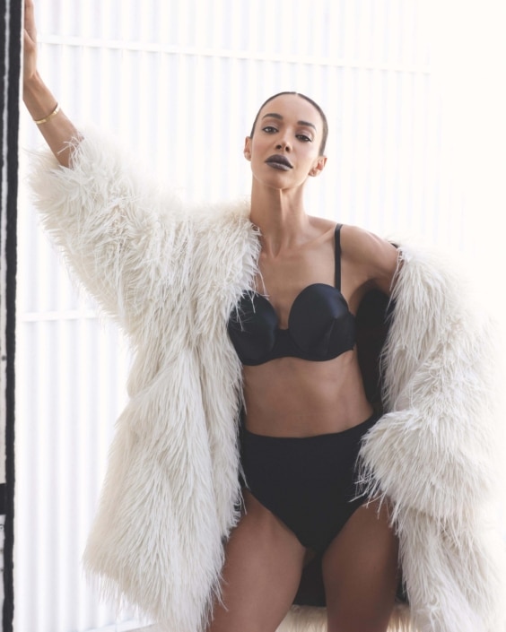 Agenzia Modelle Brescia &bull; FATIHA H &bull; WOMEN, Fotomodella Legs / Hand, Fotomodella Di Colore, Fotomodella Over 20