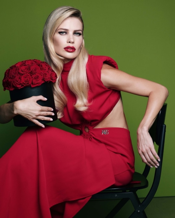 Agenzia Modelle Brescia • KARINA S • Fotomodella Influencer, WOMEN, Fotomodella Legs / Hand, Fotomodella Over 30, Fotomodella Over 20