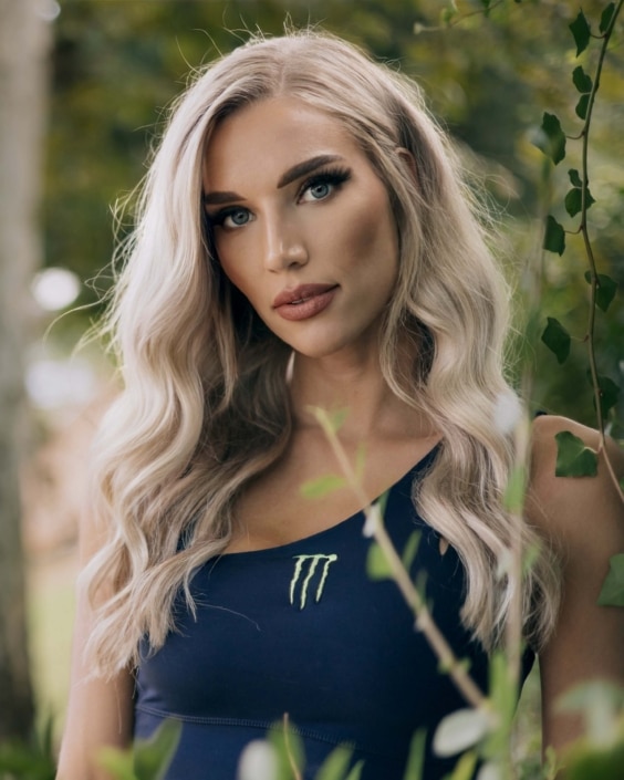 Agenzia Modelle Brescia • MARIELLE T • WOMEN, Fotomodella Legs / Hand, Fotomodella Over 30, Fotomodella Over 20