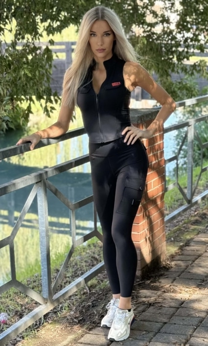 Agenzia Modelle Brescia • MARIELLE T • WOMEN, Fotomodella Legs / Hand, Fotomodella Over 30, Fotomodella Over 20