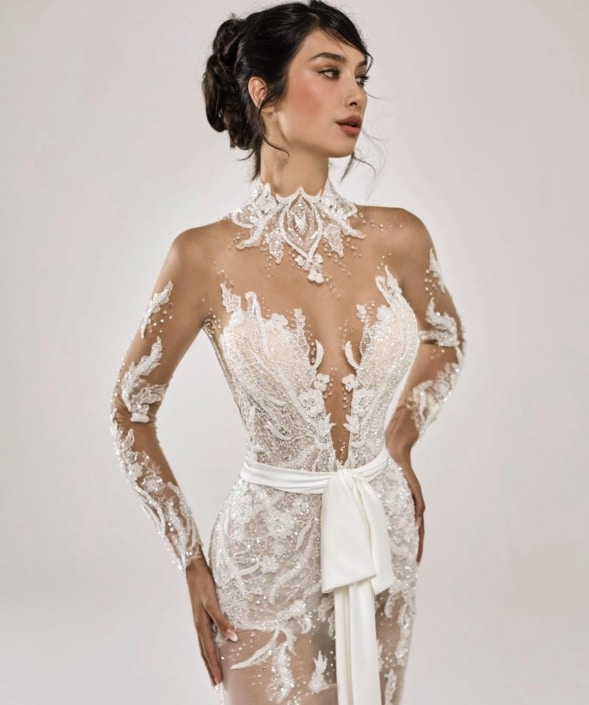 Agenzia Modelle Brescia • NINA H • WOMEN, Fotomodella Legs / Hand, Fotomodella Over 30, Fotomodella Over 20, PIEDE/SHOES 37