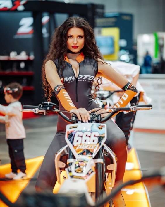 Agenzia Modelle Brescia &bull; SARA BI &bull; Fotomodella Influencer, WOMEN, PIEDE/SHOES 37