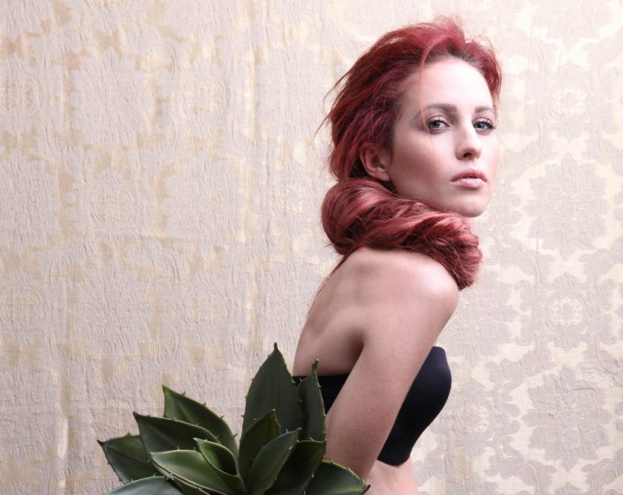 Agenzia Modelle Brescia • SARA T • DEVELOPMENT, Fotomodella Legs / Hand, Fotomodella Over 30, Fotomodella Over 20, PIEDE/SHOES 37