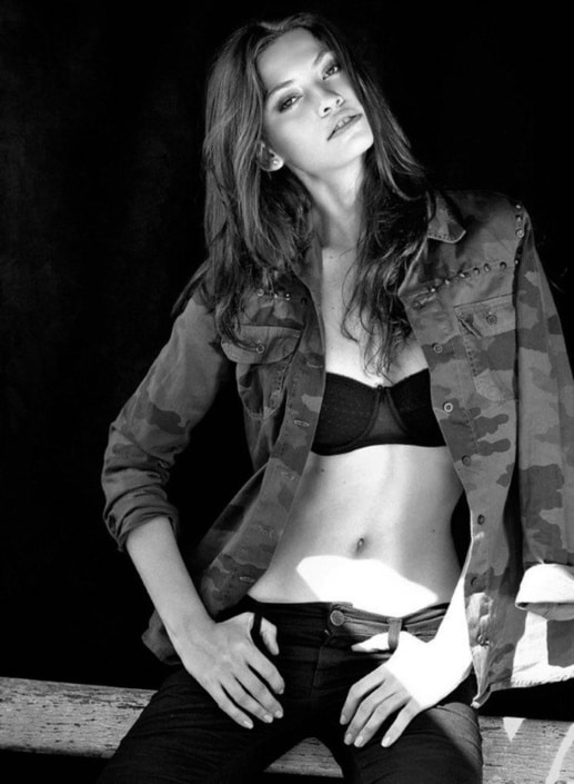 Agenzia Modelle Brescia &bull; THAISA R &bull; Fotomodella Influencer, WOMEN, Fotomodella Legs / Hand, Fotomodella Over 30