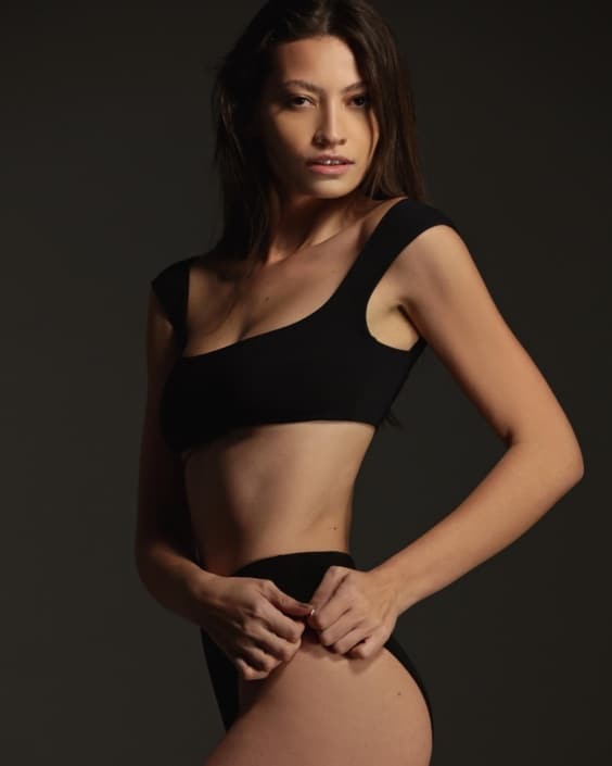 Agenzia Modelle Brescia • THAISA R • Fotomodella Influencer, WOMEN, Fotomodella Legs / Hand, Fotomodella Over 30